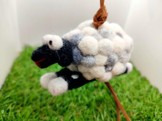 Colgante de lana, figura de oveja negra. - Imagen 7