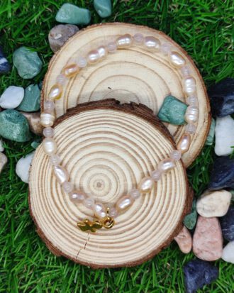 Pulsera de perlas rosas naturales y cuarzos.