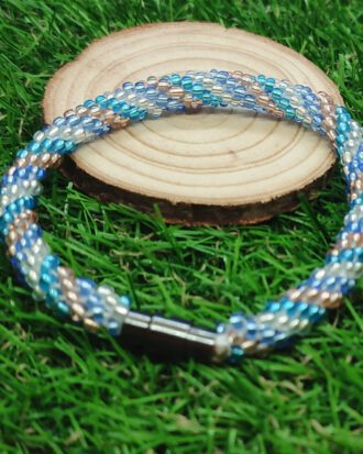 Pulsera de cuentas de vidrio forradas de plata.