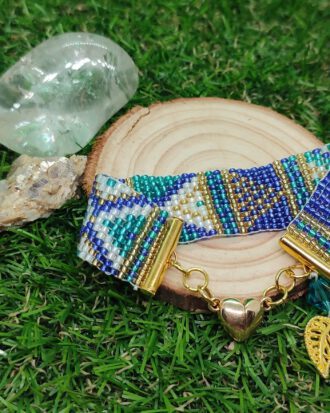 Pulsera plana de cuentas de vidrio forradas de plata.