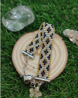 Pulsera plana de cuentas de vidrio forradas de plata.