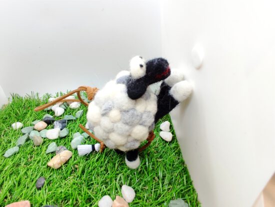 Colgante de lana, figura de oveja negra. - Imagen 5