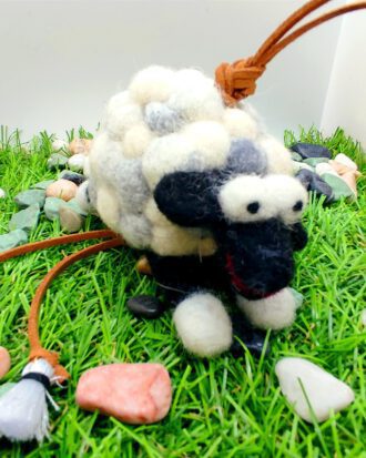 Colgante de lana, figura de oveja negra.