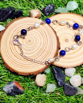 Pulsera de perlas naturales y lapislázuli.